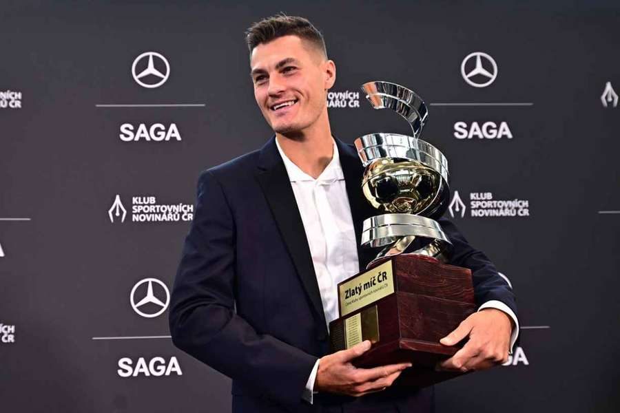 Patrik Schick s trofejí Zlatého míče ČR při vyhlášení 5. října 2026 v Praze