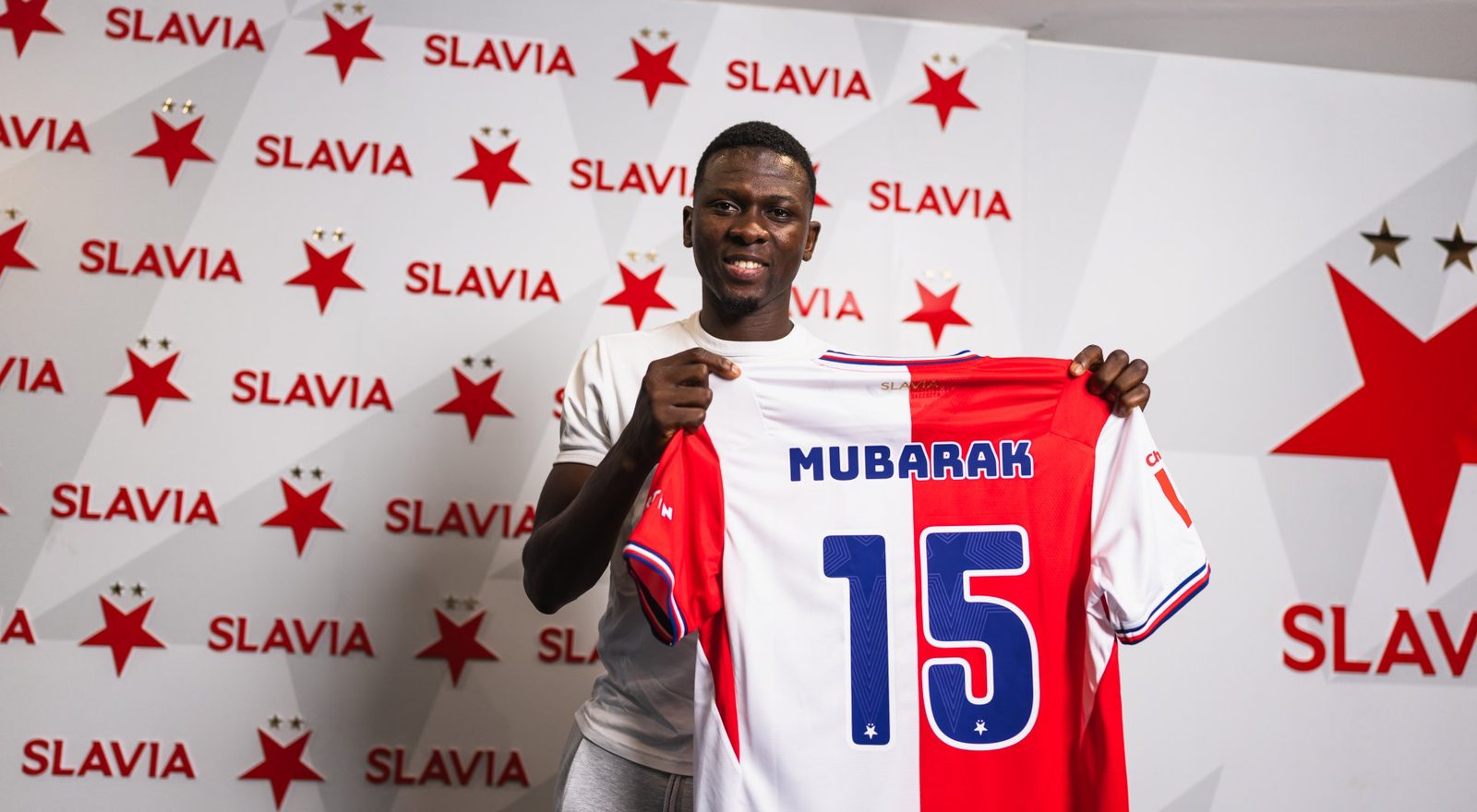 Mubarak Suleiman s dresem Slavie na fotografii zveřejněné u oznámení nové smlouvy
