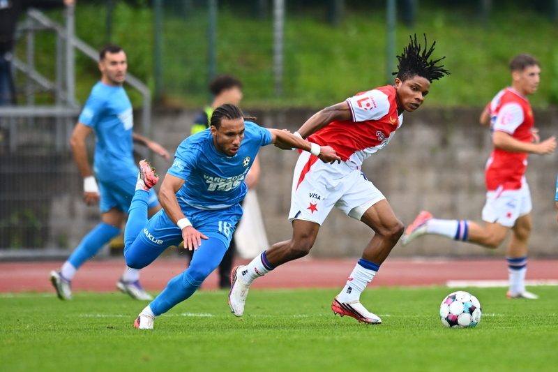 Samuel Isife ze Slavie v pohárovém utkání proti Varnsdorfu