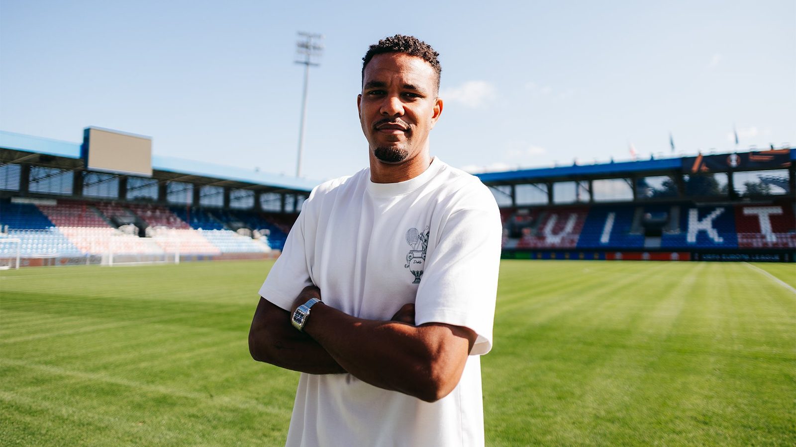 Jean-David Beauguel na trávníku Doosan Areny při oznámení návratu do Plzně