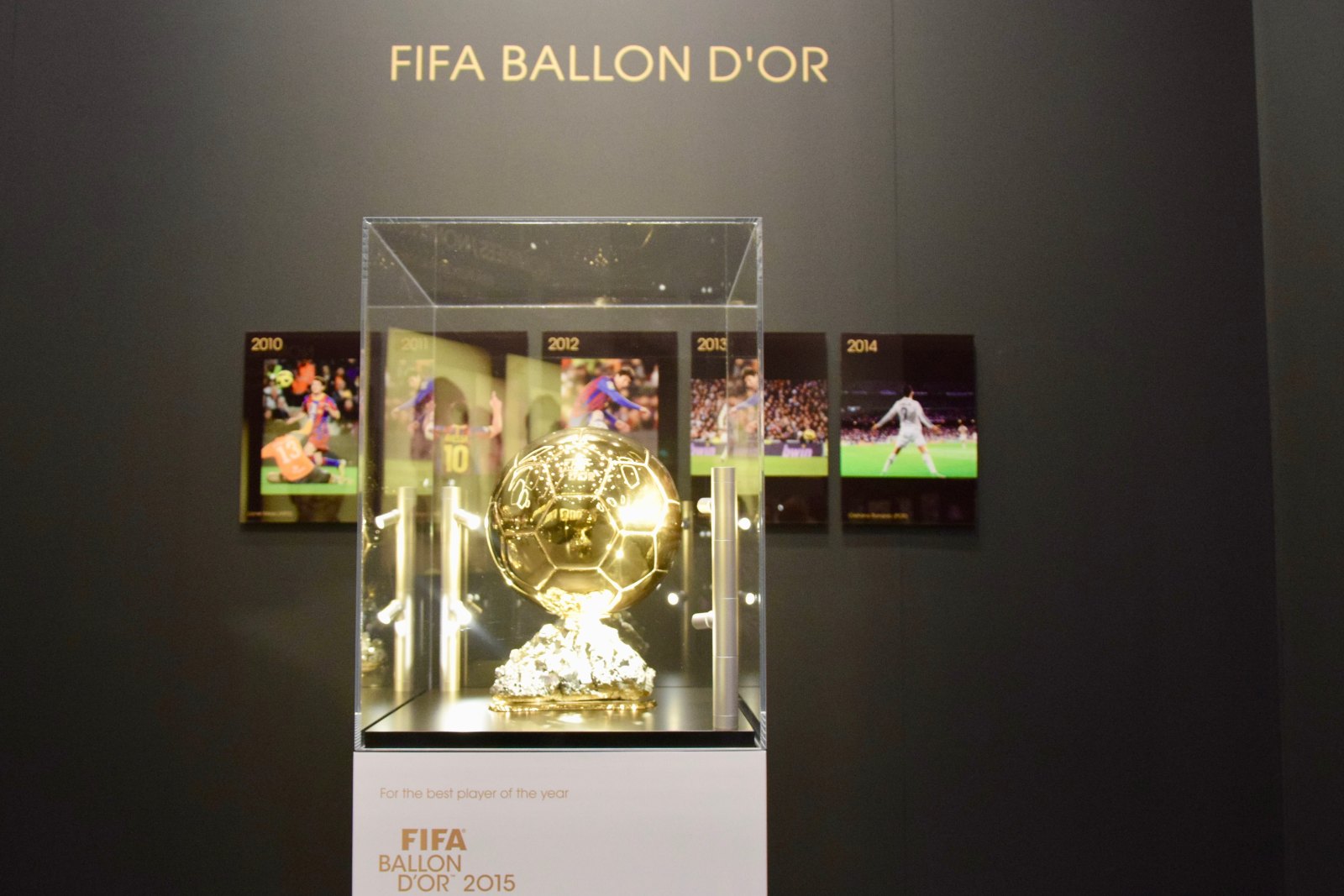 Trofej Zlatého míče ve FIFA Museum v Curychu. Archivní ilustrační fotografie z roku 2016.