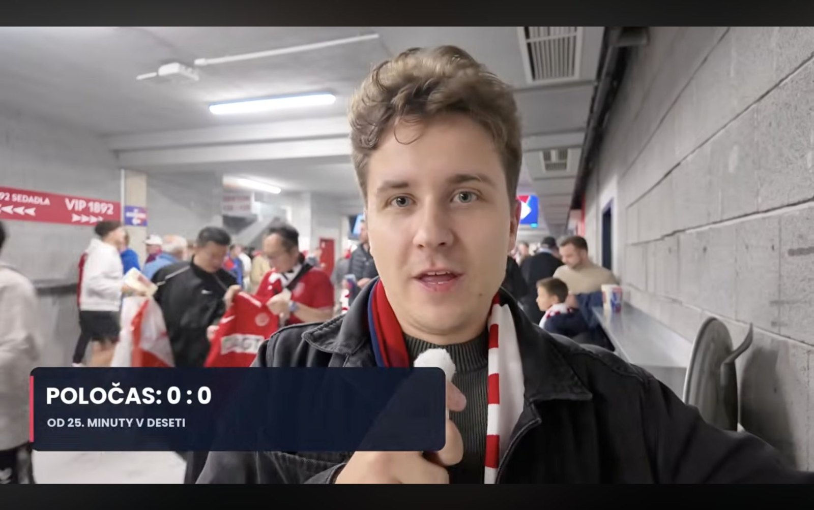 Dávkouny při poločasovém hodnocení zápasu Česko–Anglie v Edenu. Záběr z jeho videa.