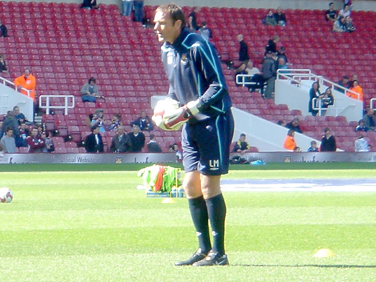 Luděk Mikloško při rozcvičení na stadionu West Hamu v dubnu 2009
