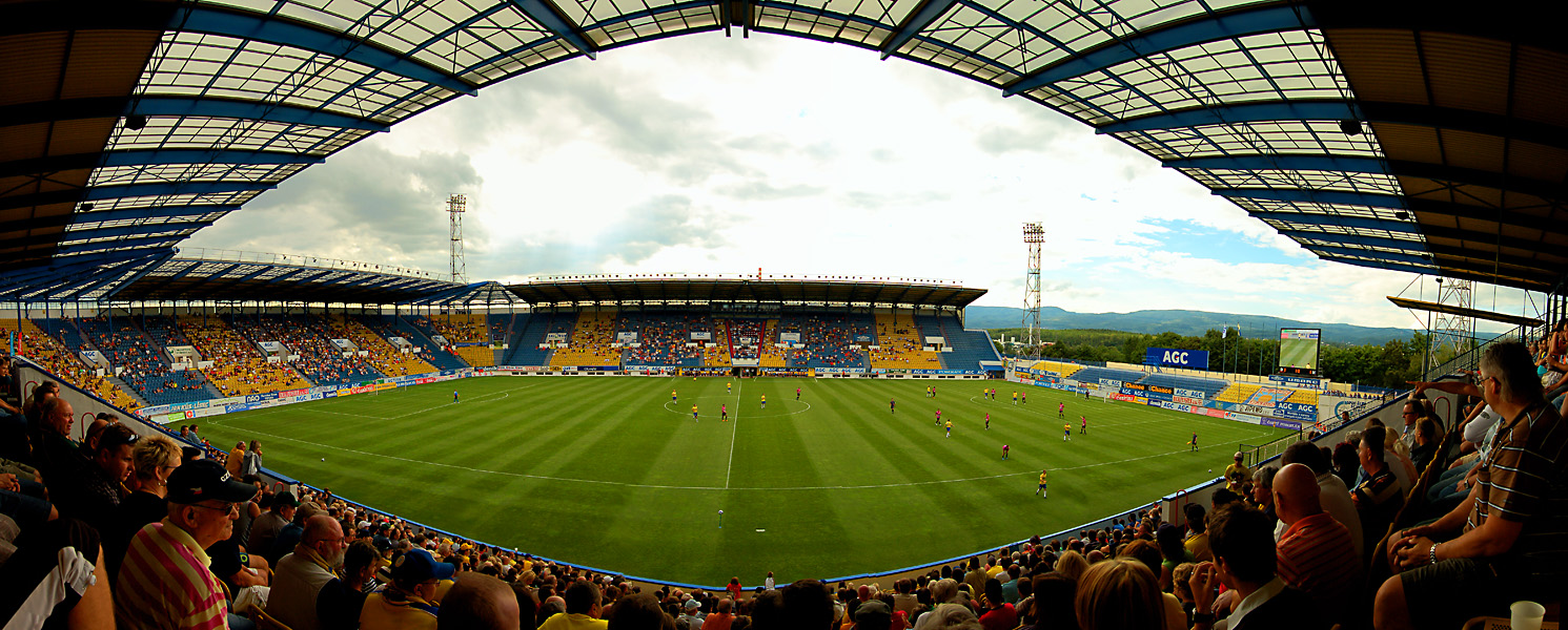 Panoramatický pohled na hřiště a tribuny stadionu Na Stínadlech v roce 2008